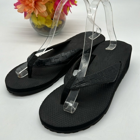 Speedo Black Croc Embossed Flip Flops Size 9 FFT6829 - Picture 1 of 8